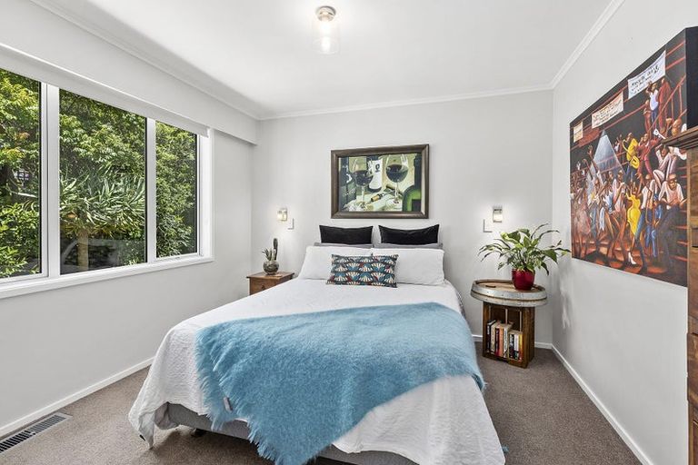 Photo of property in 15 Somerville Terrace, Tawa, Wellington, 5028