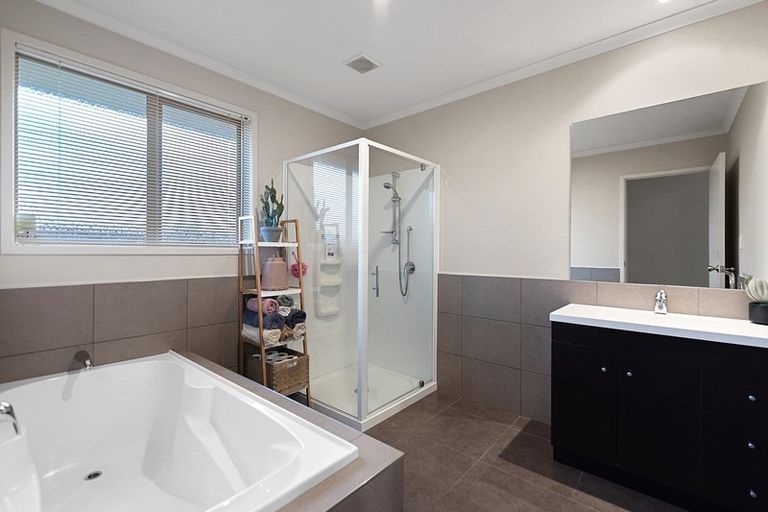 Photo of property in 2 Woodridge Drive, Flagstaff, Hamilton, 3210