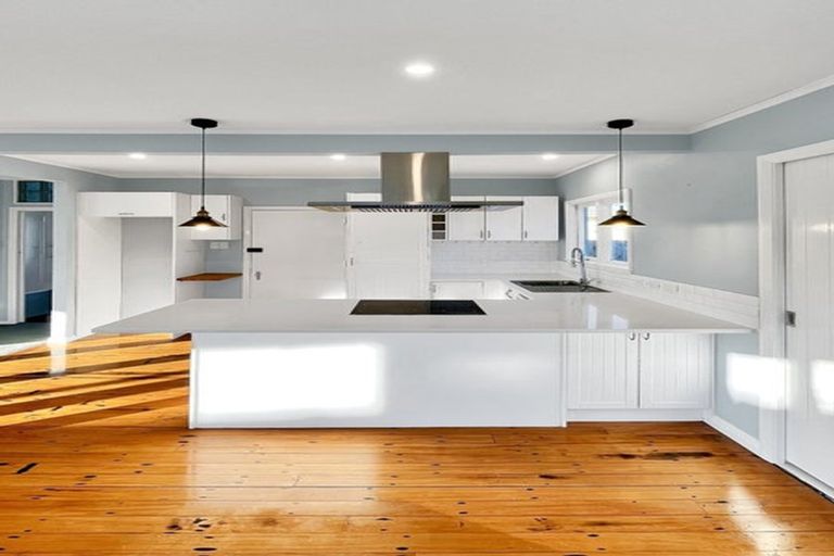 Photo of property in 12 Waterfront Road, Mangere Bridge, Auckland, 2022