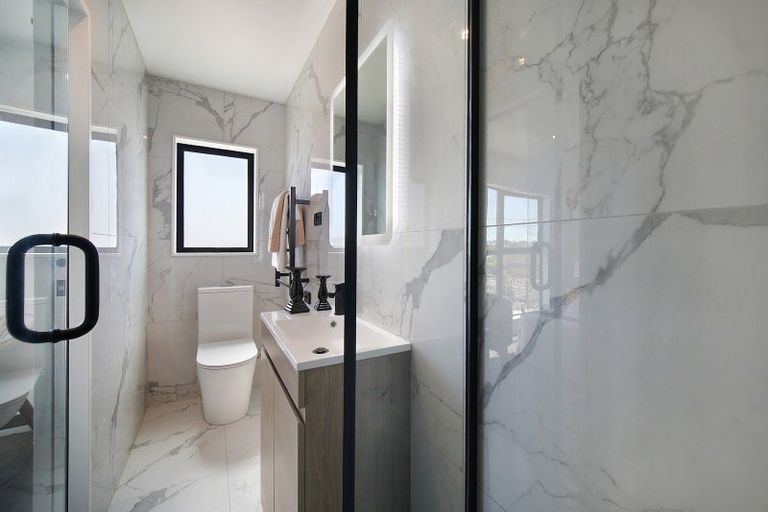 Photo of property in 2/26 Dale Crescent, Pakuranga, Auckland, 2010