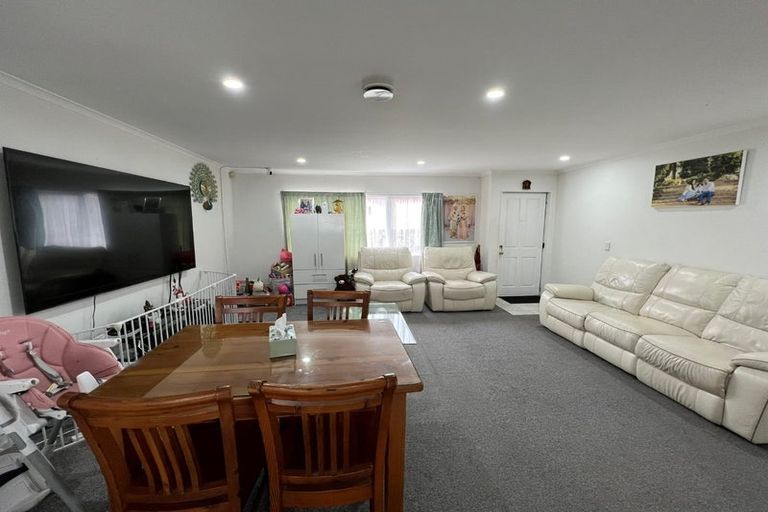 Photo of property in 1/11 Kirklow Place, Goodwood Heights, Auckland, 2105