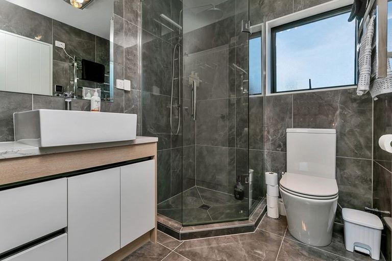 Photo of property in 29 Bernleigh Terrace, West Harbour, Auckland, 0618