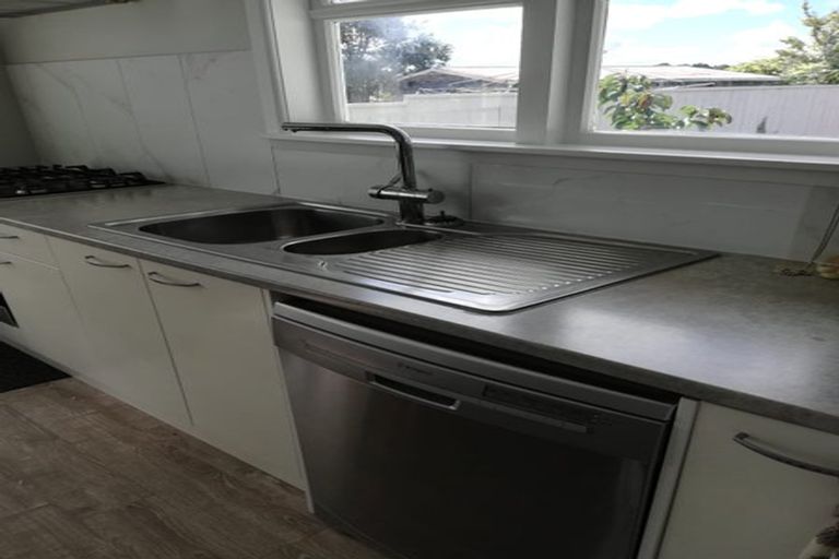 Photo of property in 3 Glen Marine Parade, Glendene, Auckland, 0602