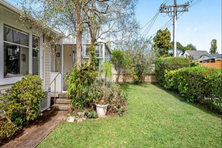 Photo of property in 14 Ward Crescent, Te Atatu Peninsula, Auckland, 0610
