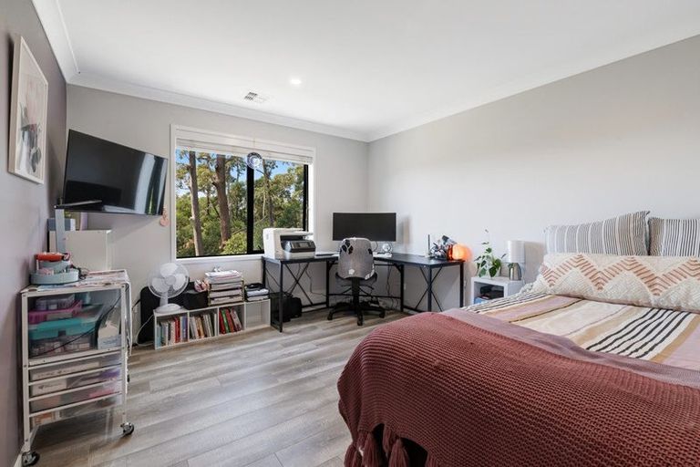 Photo of property in 8 Roberts Road, Matakatia, Whangaparaoa, 0930