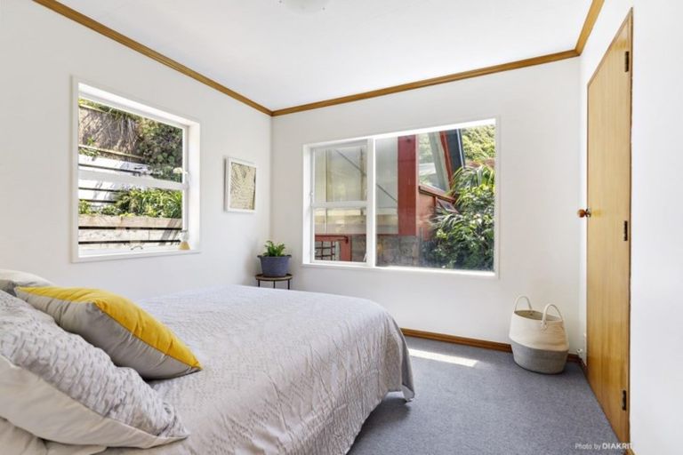 Photo of property in 107 Breaker Bay Road, Breaker Bay, Wellington, 6022