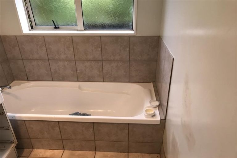 Photo of property in 25 Loughinisland Place, Weymouth, Auckland, 2103