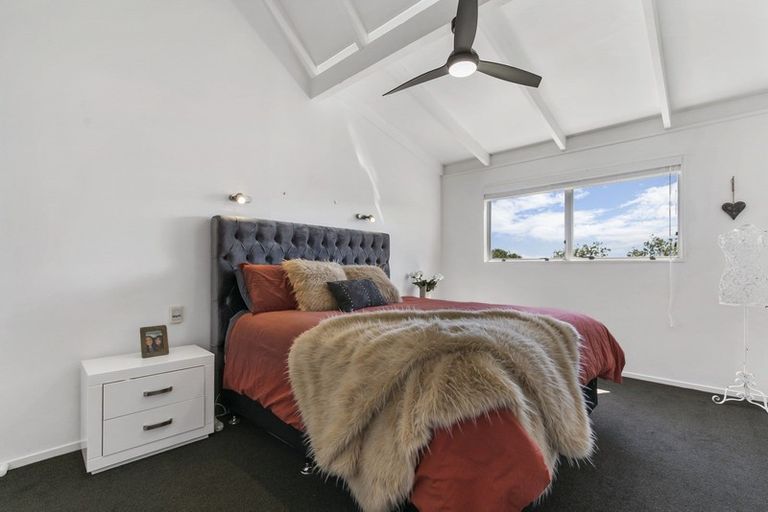 Photo of property in 15 Dalwhinnie Parade, Highland Park, Auckland, 2010