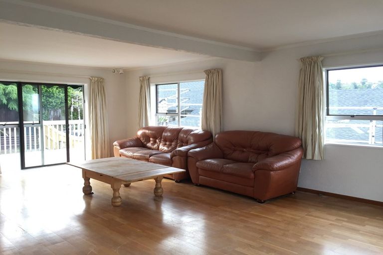 Photo of property in 2/127 Stapleford Crescent, Browns Bay, Auckland, 0630