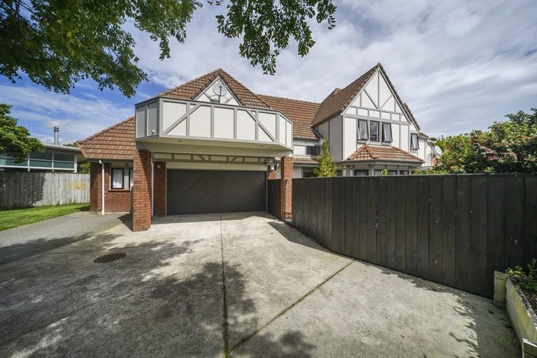 Photo of property in 21 Springdale Grove, Fitzherbert, Palmerston North, 4410