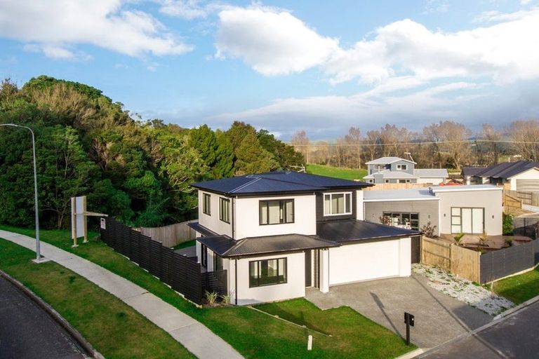 Photo of property in 1 Tower Place, Fitzherbert, Palmerston North, 4410