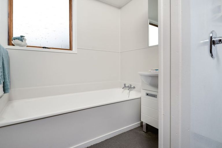 Photo of property in 8 Newland Grove, Henderson, Auckland, 0610