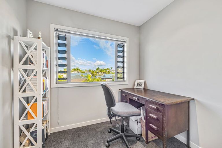 Photo of property in 2 Oakpark Place, West Harbour, Auckland, 0618