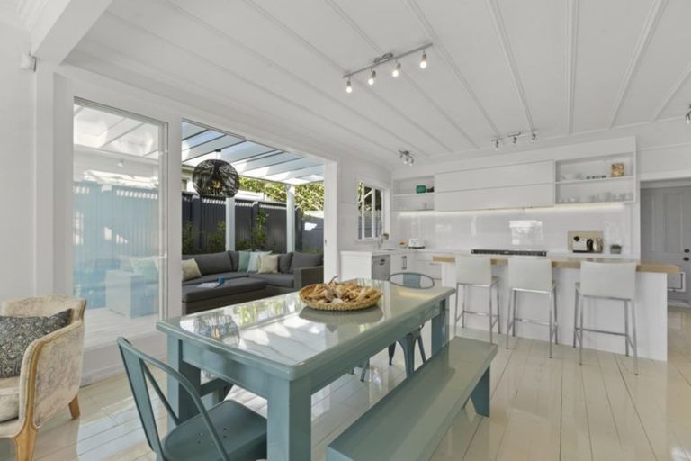 Photo of property in 5 Turnbull Road, Narrow Neck, Auckland, 0624