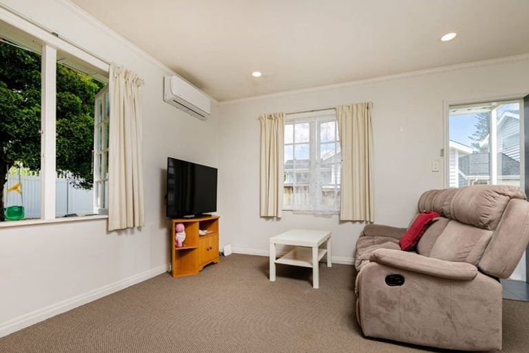 Photo of property in 1 Miltonia Avenue, Te Atatu South, Auckland, 0610