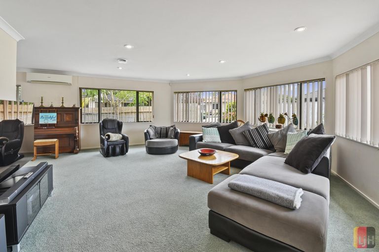 Photo of property in 17 Castlehill Court, Wattle Downs, Auckland, 2103