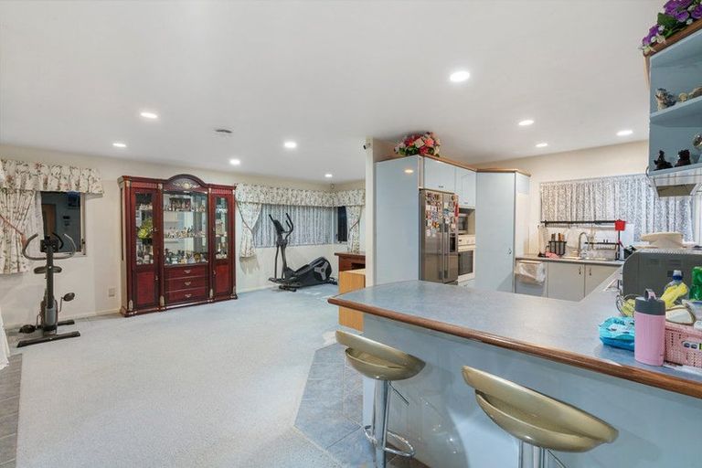 Photo of property in 17 Pelargonium Terrace, Goodwood Heights, Auckland, 2105