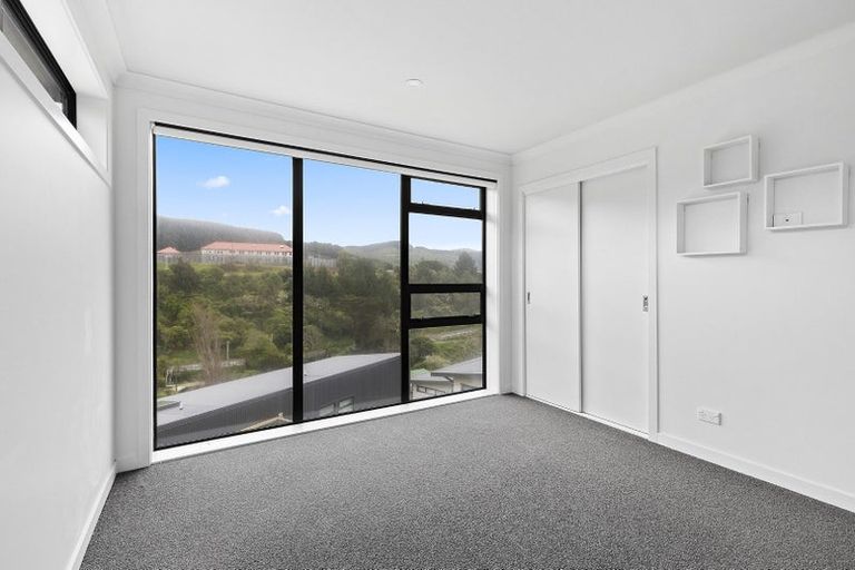 Photo of property in 15 Ara Patukawenga, Tawa, Wellington, 5028