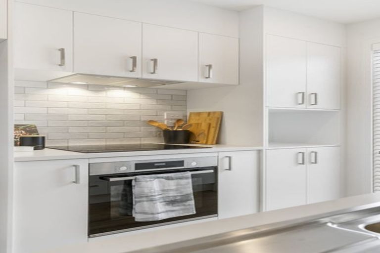 Photo of property in 4/35 Garadice Road, Rothesay Bay, Auckland, 0630