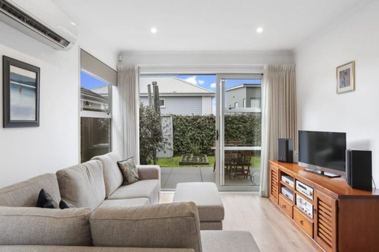 Photo of property in 43 Samuel Cassidy Avenue, Swanson, Auckland, 0614