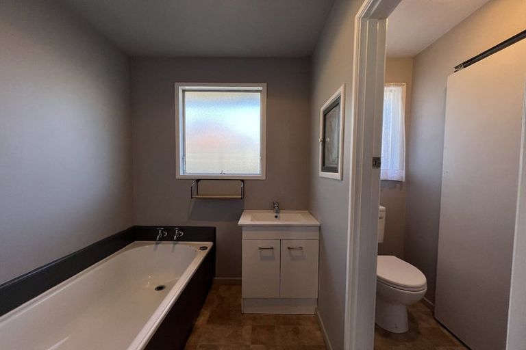 Photo of property in 8 Cob Crescent, Woolston, Christchurch, 8062