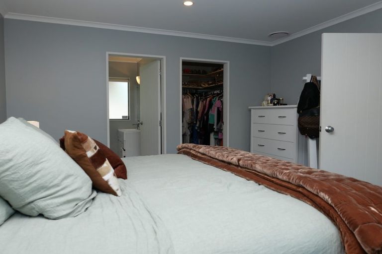 Photo of property in 64 Lorna Irene Drive, Raumati South, Paraparaumu, 5032