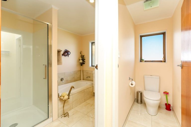 Photo of property in 1 Byron Place, Whalers Gate, New Plymouth, 4310