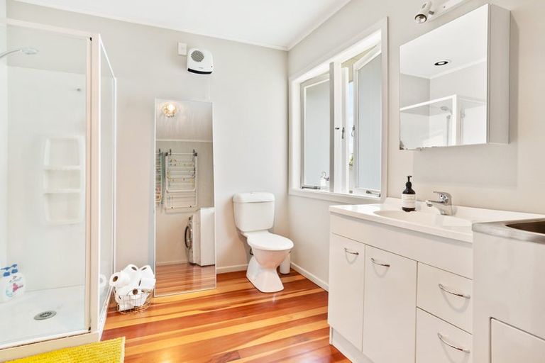 Photo of property in 31 Vodanovich Road, Te Atatu South, Auckland, 0610