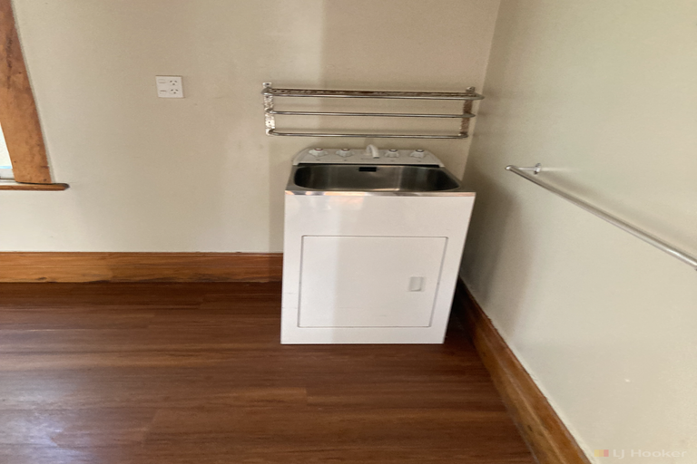 Photo of property in 52 Timaru Road, Waimate, 7924