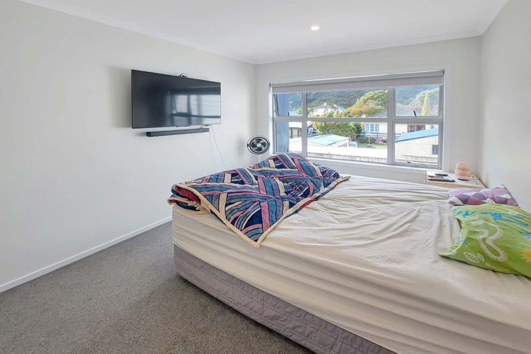 Photo of property in 12 Ronalds Way, Taita, Lower Hutt, 5011