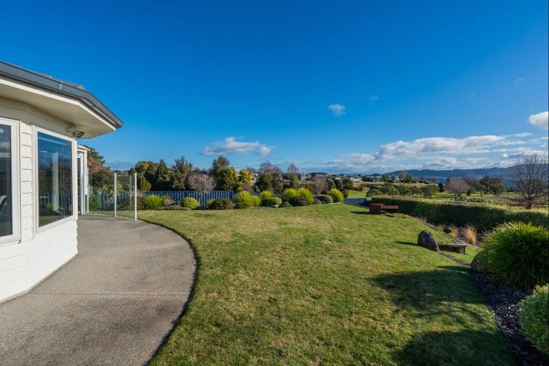 Photo of property in 5 Pukenamu Road, Rainbow Point, Taupo, 3330