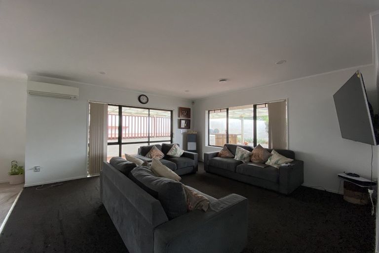 Photo of property in 208 Botany Road, Botany Downs, Auckland, 2010
