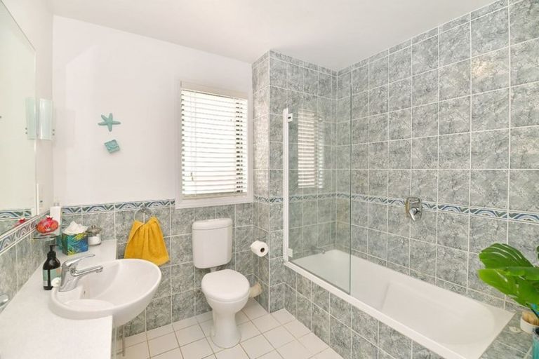 Photo of property in 128 Harbour Village Drive, Gulf Harbour, Whangaparaoa, 0930