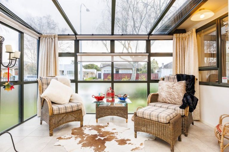 Photo of property in 18 Winston Avenue, Hokowhitu, Palmerston North, 4410