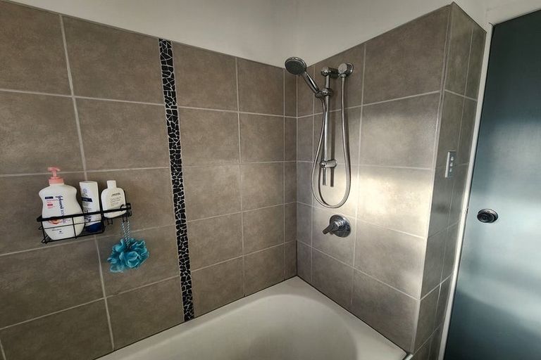 Photo of property in 92 Ruskin Road, Newlands, Wellington, 6037