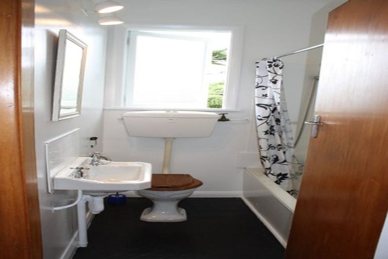 Photo of property in 85 Northland Road, Northland, Wellington, 6012