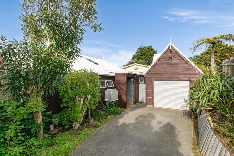 Photo of property in 6 Fitzpatrick Street, Newlands, Wellington, 6037
