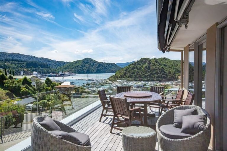 Photo of property in 26 Russell Street, Picton, 7220