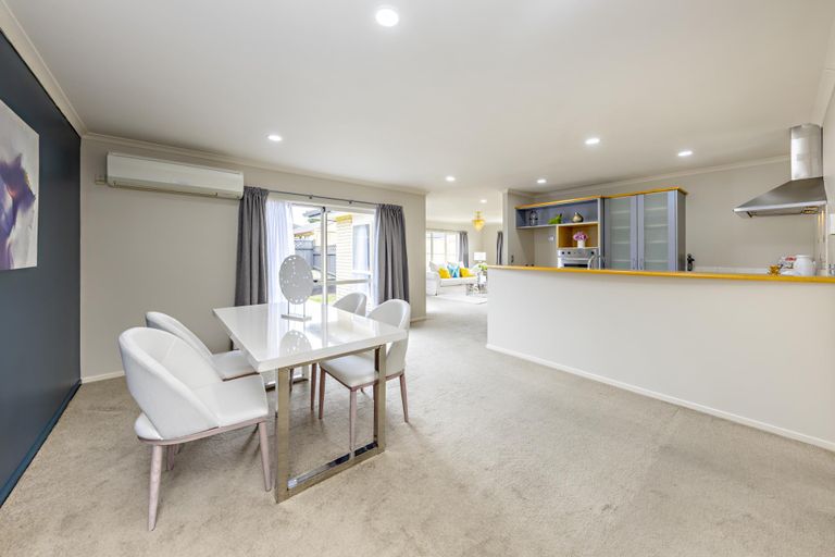 Photo of property in 12 Ironstone Place, Randwick Park, Auckland, 2105