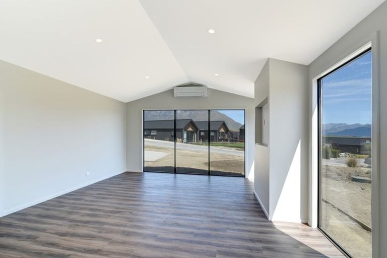 Photo of property in 16 Kinross Lane, Jacks Point, Queenstown, 9371