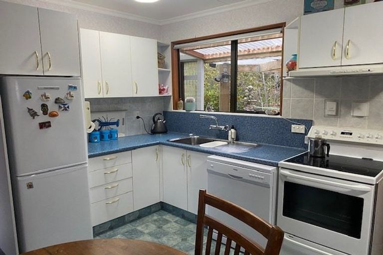 Photo of property in 18 Kowhai Street, Kaka Point, 9271
