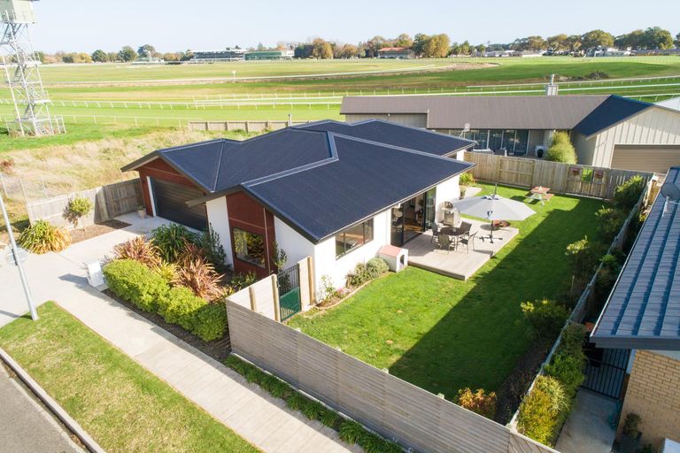 Photo of property in 85 Cashmere Drive, Fitzherbert, Palmerston North, 4410