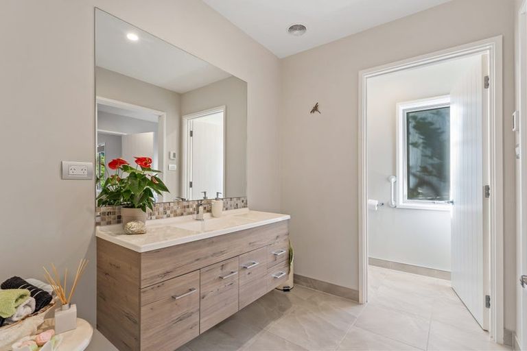 Photo of property in 21 Laguna Place, Matakatia, Whangaparaoa, 0930