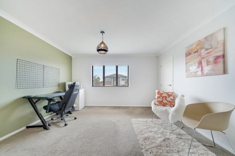 Photo of property in 2 Kirikiri Drive, Papakura, 2110