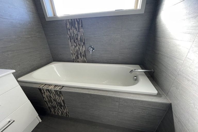 Photo of property in 35 Riverglade Parkway, Te Atatu South, Auckland, 0610