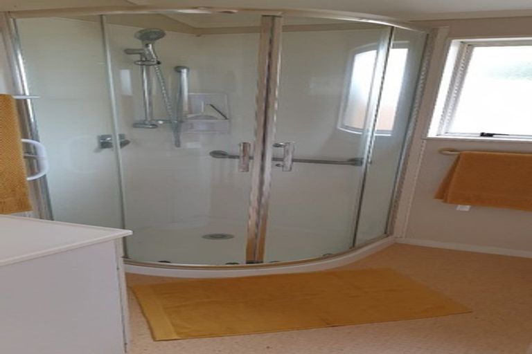 Photo of property in 2/34 Howard Road, Northcote, Auckland, 0627