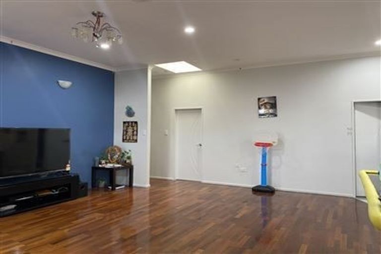 Photo of property in 15a Kiernan Place, Kelston, Auckland, 0602