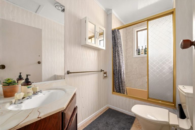 Photo of property in 10 Porter Avenue, Te Atatu South, Auckland, 0610