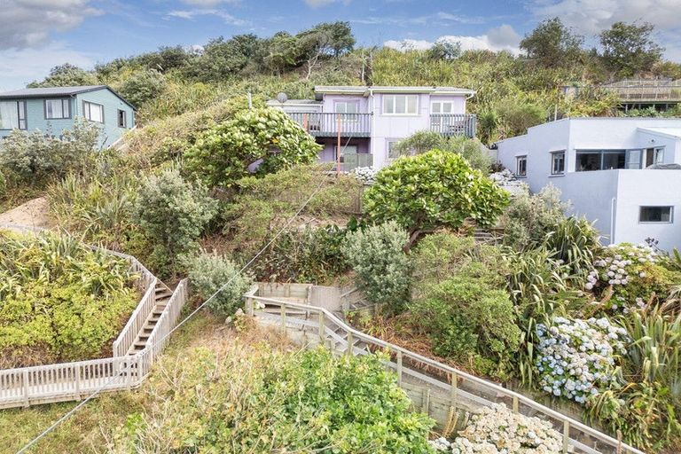 Photo of property in 63 Sea View Road, Baylys Beach, 0377