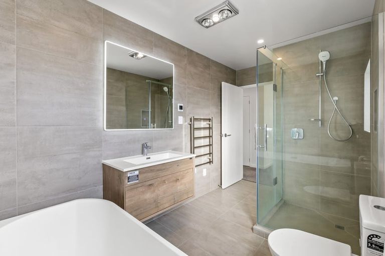 Photo of property in 4b Ramillies Place, Glenfield, Auckland, 0629